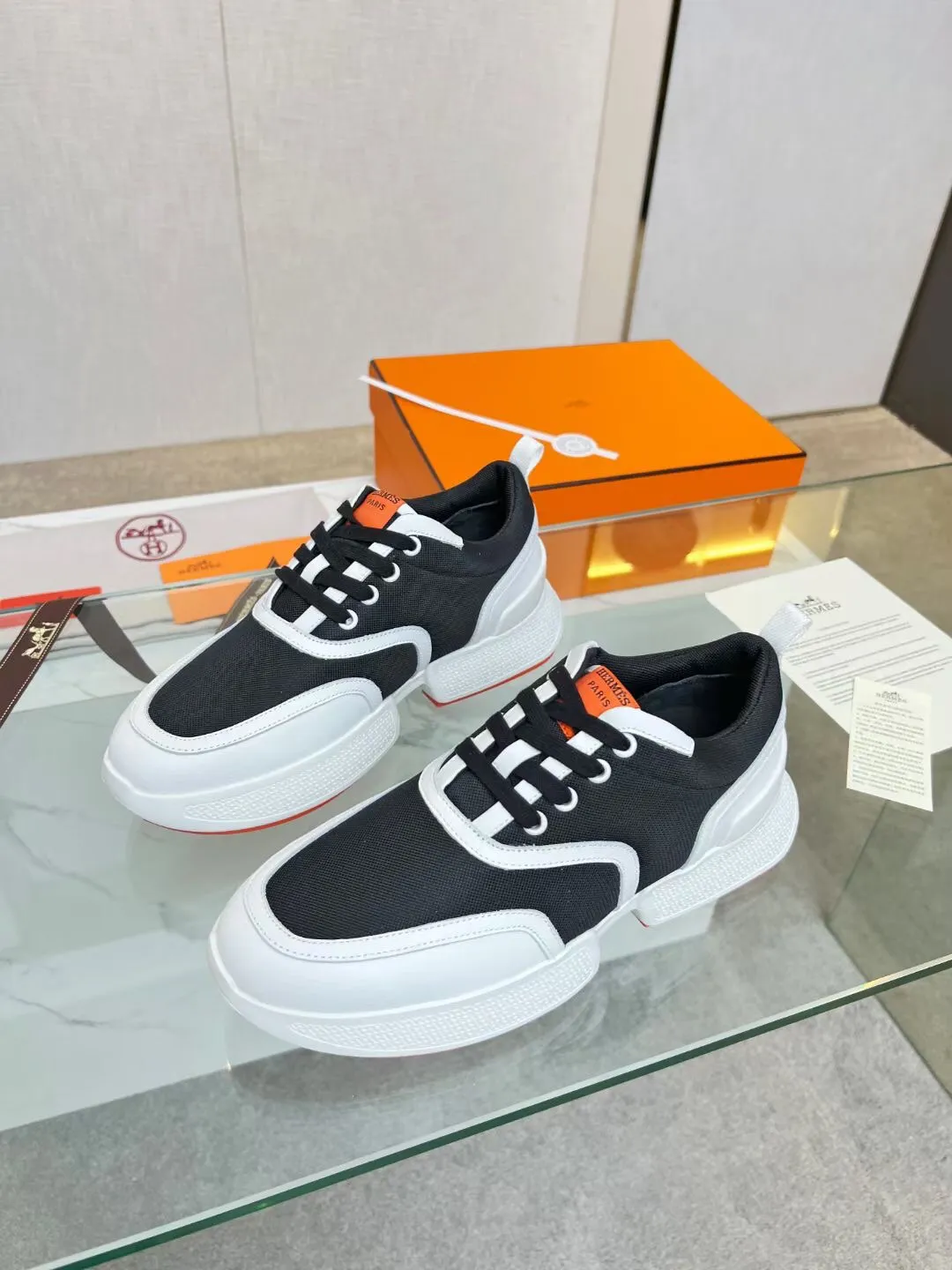 👟👟Ex-factory price 620👟👟 Men’s size +10 Hermès new slim waist for couples, first launched in North America, heightening-flowing shoes! The legs instantly look much thinner, the heels are 5CM high, and the new Hermès panda gigs bread shoes are so cute. The foot feels super comfortable and 100% made of Hermès special fabrics and Italian calfskin 1🆚1. Large 㡳 private mold sole, oversized shoe 㡳 decorated with geometric patterns to create a dynamic and fashionable style, soles Hermès orange! Female size 35-41 (35, 40, 41 can be customized and non-returnable) Male size 38-47 (38, 45, 46, 47 can be customized and non-refundable)